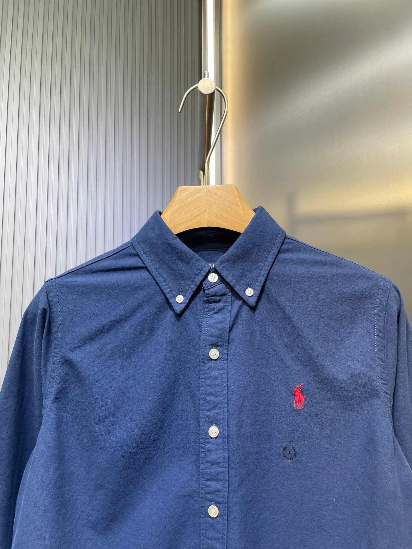 P370 Ralph Lauren 🌟 War Horse solid color shirt, macaron color, white upper body, loose fit, contrasting embroidery design on the cuffs and chest, button closure, can be paired with a skirt of the same color Size: xs-xl